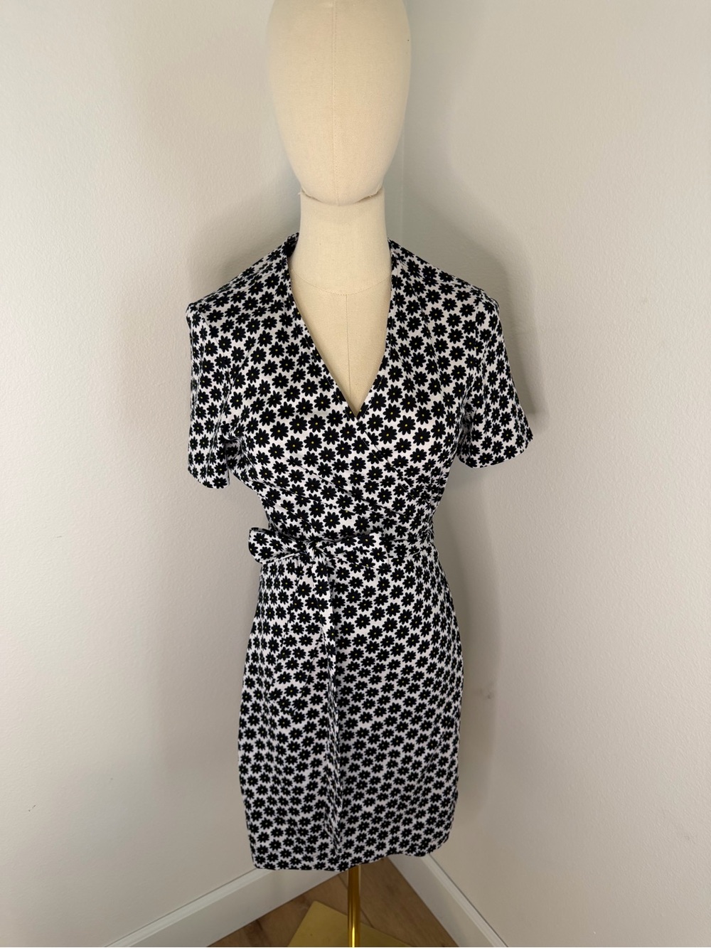DVF Black & White Floral Short Sleeve Wrap‎ Mini Dress - Size Medium